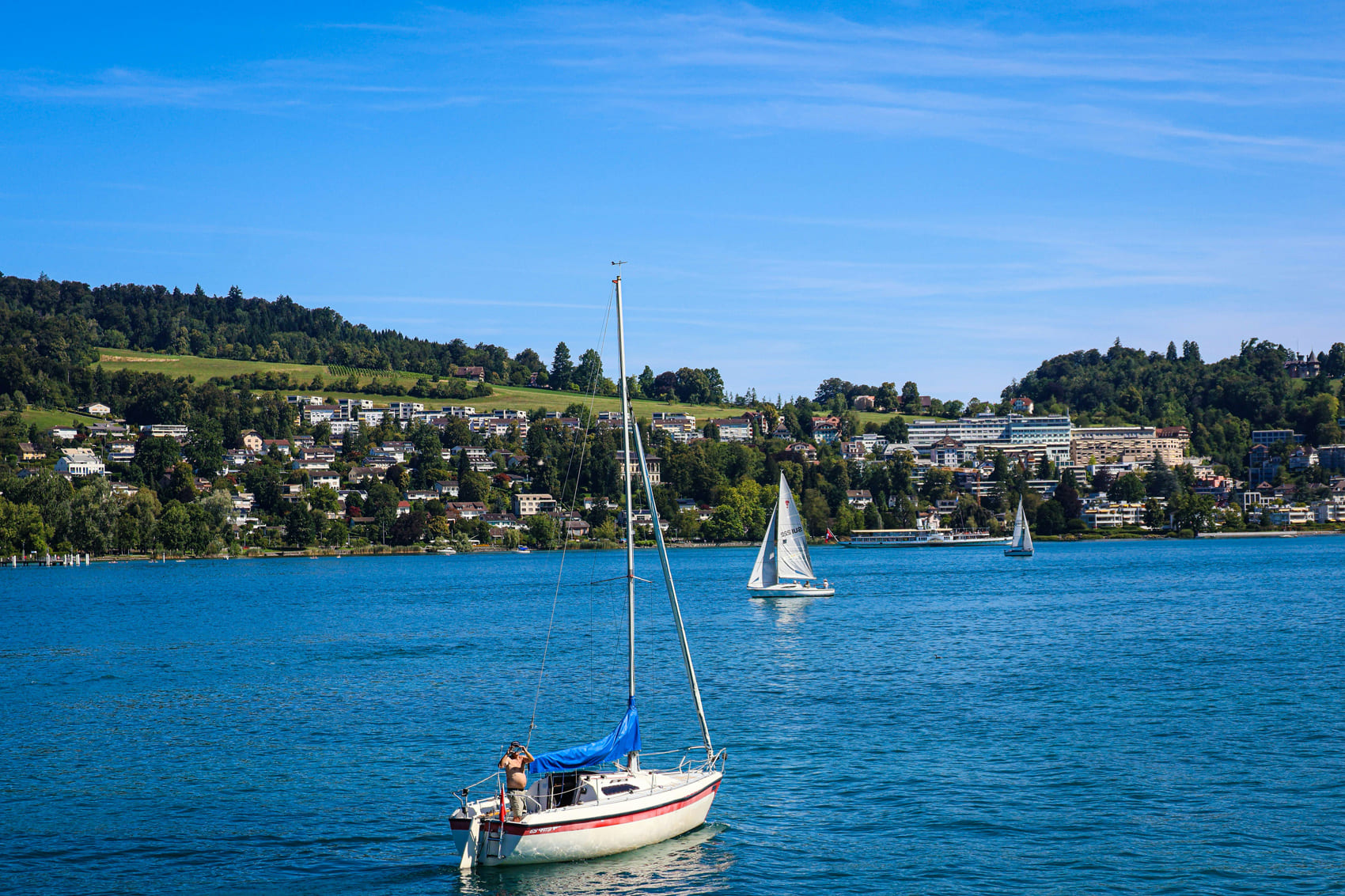 Voiliers sur le lac Léman avec la rive suisse en arrière-plan - assurance-vie luxembourgeoise pour résidents suisses