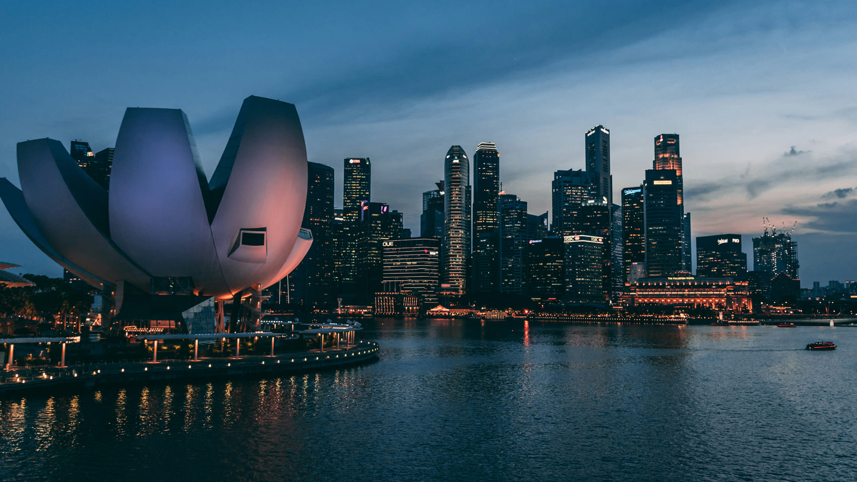 Skyline de Singapour au crépuscule avec le Marina Bay Sands, illustration du hub financier asiatique pour expatriés français