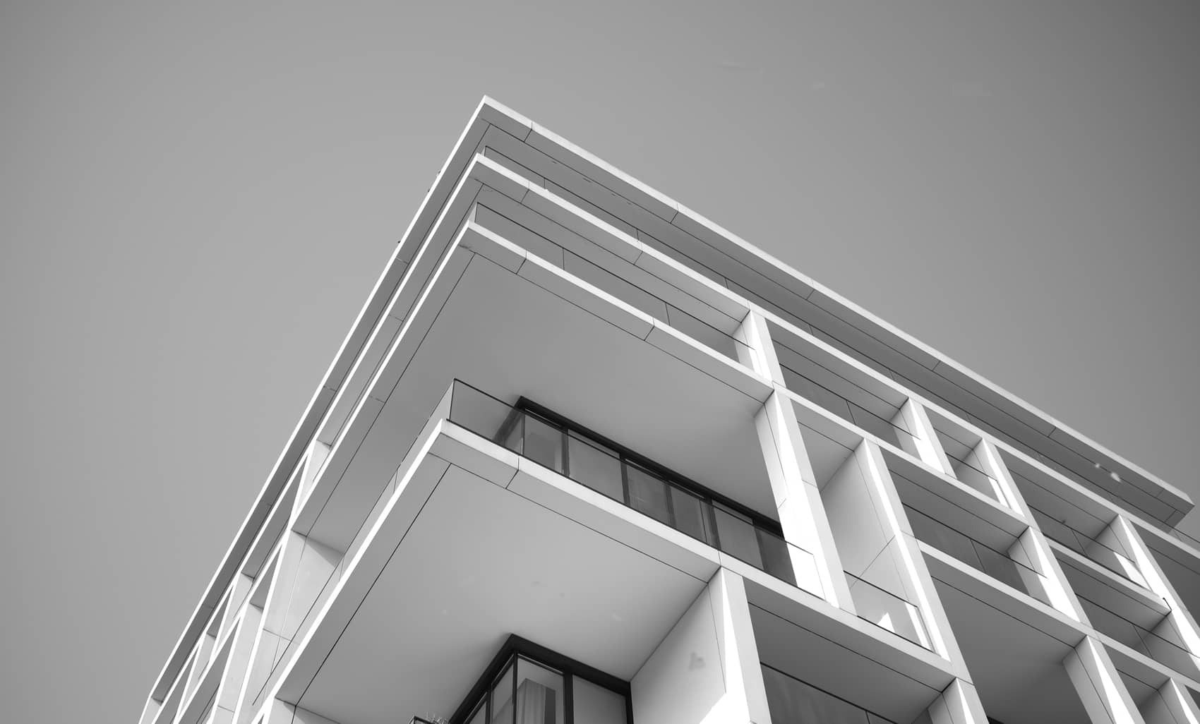 Comparatif des tarifs des banques dépositaires en assurance-vie luxembourgeoise pour un FAS en gestion libre : façade d'immeuble bancaire en noir et blanc