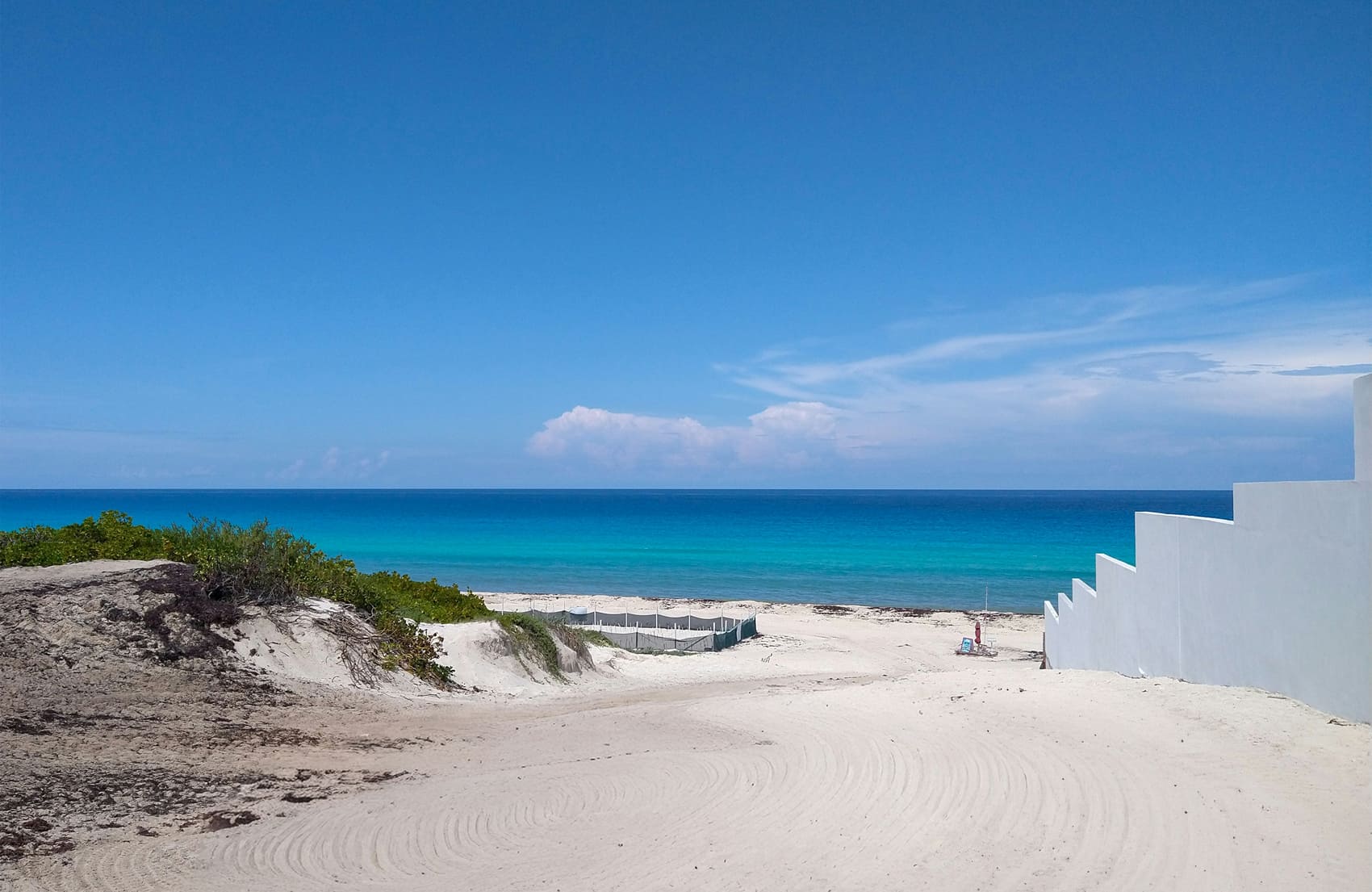 Plage du Mexique avec sable blanc et mer turquoise, illustration du cadre de vie des expatriés français en Amérique latine